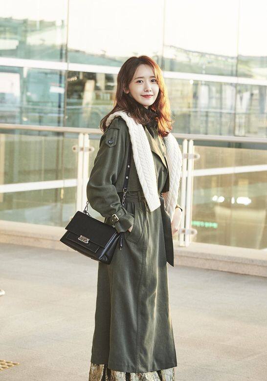 少女時代潤娥前往紐約出席Michael Kors 2019秋冬紐約時裝周時,穿上軍綠色風衣 少女時代潤娥前往紐約出席Michael Kors 2019秋冬紐約時裝周時,穿上軍綠色風衣