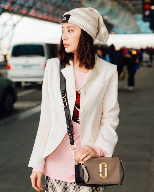 賈靜雯出發紐約時裝週時,選穿著Marc Jacobs 2019早春系列的服飾,使用白色西裝 賈靜雯出發紐約時裝週時,選穿著Marc Jacobs 2019早春系列的服飾,使用白色西裝