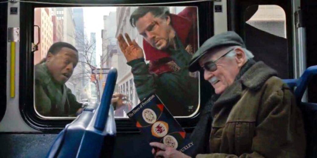 當奇異博士正在大打出手時,巴上的老人卻悠閒地看書。當時94歲Stan Lee在 當奇異博士正在大打出手時,巴上的老人卻悠閒地看書。當時94歲Stan Lee在