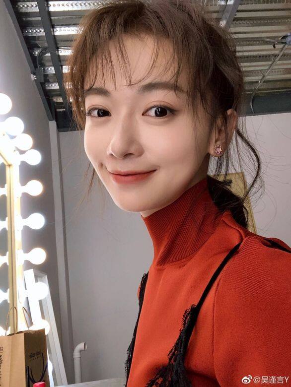 27歲27歲的吳謹言私底下經常作少女打扮, 27歲27歲的吳謹言私底下經常作少女打扮,