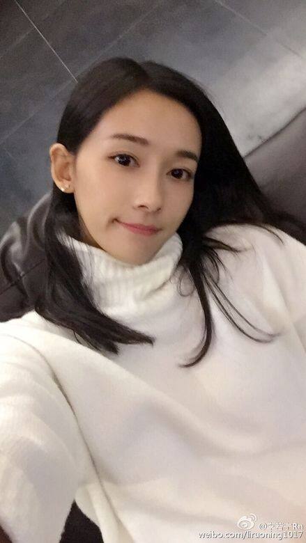 戲外的李若寧跟陸晚晚⼀一樣也有呆萌的本領,穿上白色高領毛衣瞪起大 戲外的李若寧跟陸晚晚⼀一樣也有呆萌的本領,穿上白色高領毛衣瞪起大