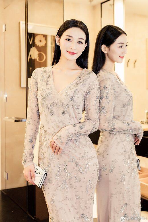 ⼀米七的21歲女孩李若寧最起碼有八頭身,她當然不會浪費這美好的天賦 ⼀米七的21歲女孩李若寧最起碼有八頭身,她當然不會浪費這美好的天賦