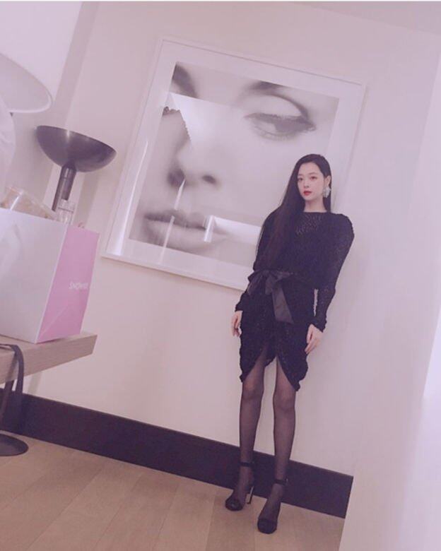 Sulli偏好予人性感強悍觀感的墊膊連身迷你裙,她配襯黑絲及platform shoes,展現復 Sulli偏好予人性感強悍觀感的墊膊連身迷你裙,她配襯黑絲及platform shoes,展現復