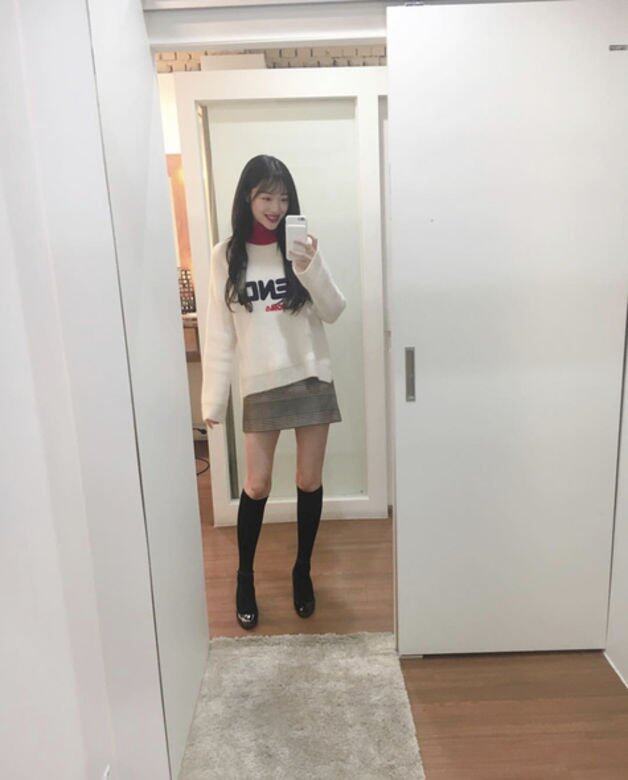 Fendi今年火紅的運動風衛衣,Sulli配格仔短裙,並以黑色及膝長襪及Mary Jane鞋配 Fendi今年火紅的運動風衛衣,Sulli配格仔短裙,並以黑色及膝長襪及Mary Jane鞋配