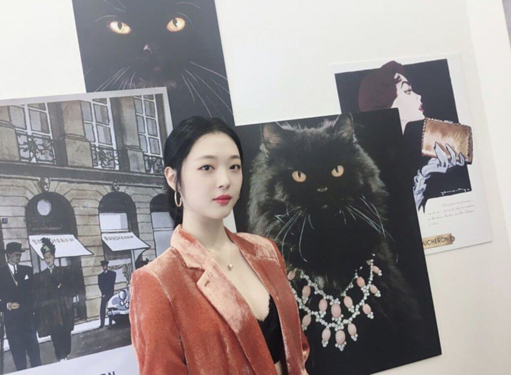 西裝褸取自男士衣櫥,但Sulli選擇在西裝褸內搭黑色哩士小背心,即時將男 西裝褸取自男士衣櫥,但Sulli選擇在西裝褸內搭黑色哩士小背心,即時將男