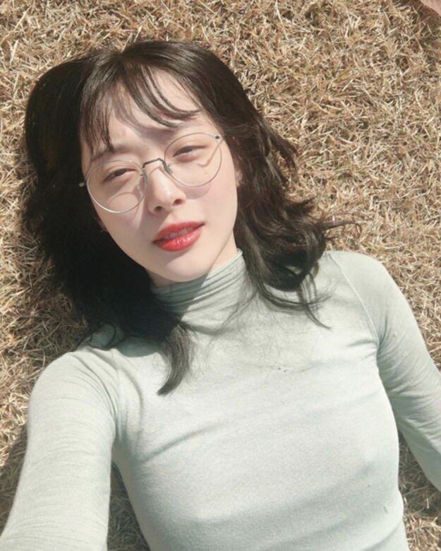未知Sulli是不是Free the nipple運動的支持者,最近她在IG公開躺草地照掀熱話,穿 未知Sulli是不是Free the nipple運動的支持者,最近她在IG公開躺草地照掀熱話,穿