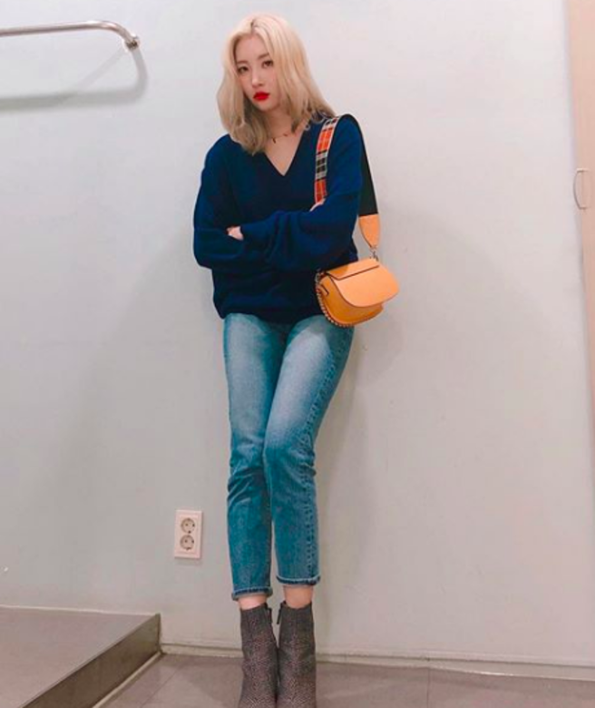 宣美(Sun Mi)在秋冬時經常選擇休閒風的造型。金色微曲的頭髮,一個深色的 宣美(Sun Mi)在秋冬時經常選擇休閒風的造型。金色微曲的頭髮,一個深色的
