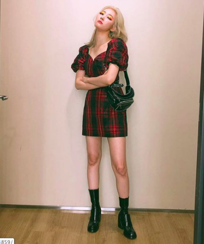 甜美性感一直都是宣美的形象。這套衣服主要是黑色,黑灰色的oversize上衣加 甜美性感一直都是宣美的形象。這套衣服主要是黑色,黑灰色的oversize上衣加