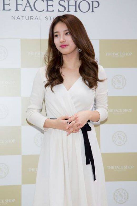 女神風範白色連身裙配上浪漫捲髮,秀智簡直就是氣質女神。 女神風範白色連身裙配上浪漫捲髮,秀智簡直就是氣質女神。