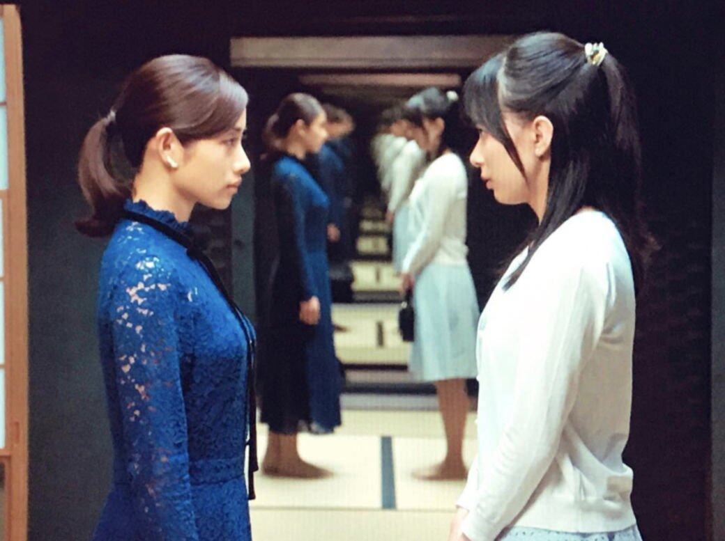 《高嶺之花》劇中石原里美有一個同父異母的妹妹,由芳根京子飾演。二人在 《高嶺之花》劇中石原里美有一個同父異母的妹妹,由芳根京子飾演。二人在