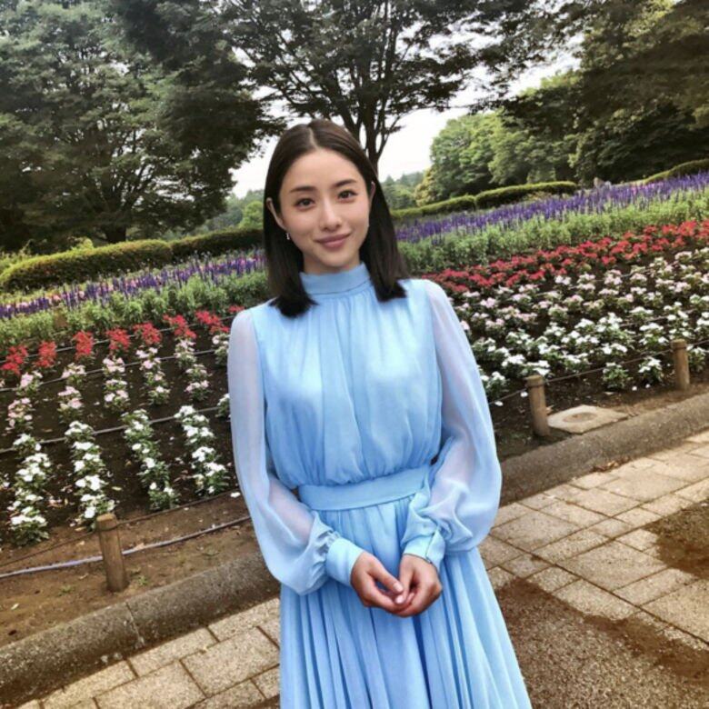 石原里美在《高嶺之花》第一集已一口氣換了9套衣服,這身Tiffany Blue連身雪紡 石原里美在《高嶺之花》第一集已一口氣換了9套衣服,這身Tiffany Blue連身雪紡