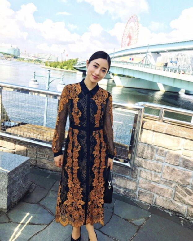 石原里美不時都會以漂亮的連身裙配搭名貴手袋來突顯角色個性。這件 石原里美不時都會以漂亮的連身裙配搭名貴手袋來突顯角色個性。這件