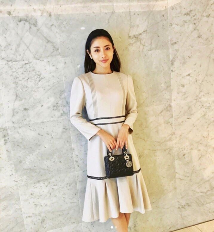 線條簡單的杏色連身裙本來平平無奇,但手上的Lady Dior小手袋頓時令石原 線條簡單的杏色連身裙本來平平無奇,但手上的Lady Dior小手袋頓時令石原