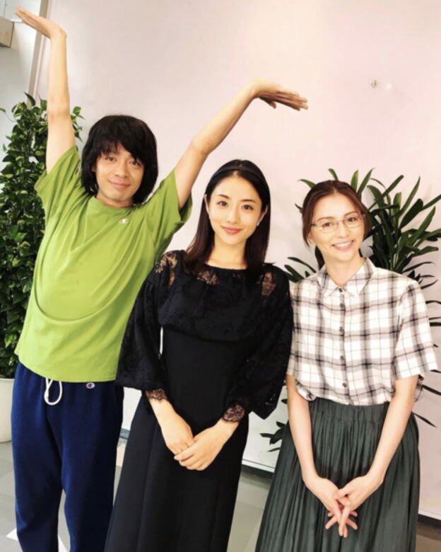 石原里美身上的黑色喱士裙,胸線以下的剪裁像corset一樣讓石原里美突顯 石原里美身上的黑色喱士裙,胸線以下的剪裁像corset一樣讓石原里美突顯
