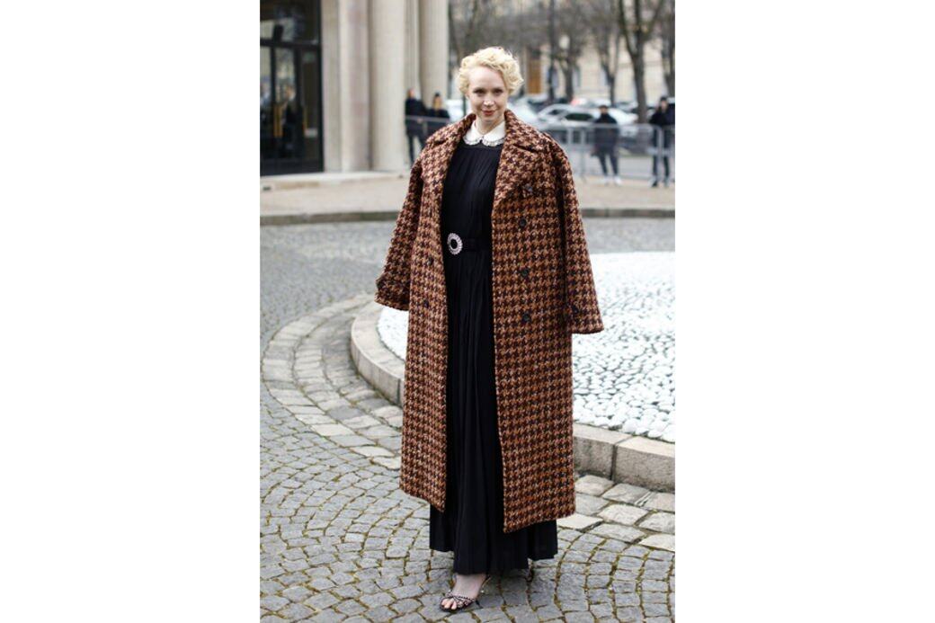 以Gwendoline Christie的最強女長人身高,任何maxi長度衣物都難不倒她,厚重大褸在視覺 以Gwendoline Christie的最強女長人身高,任何maxi長度衣物都難不倒她,厚重大褸在視覺