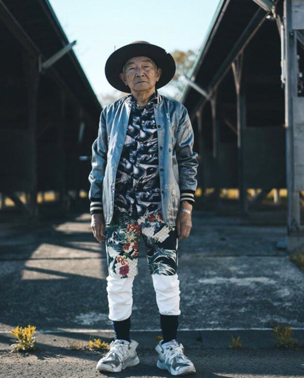 時尚爺爺Tetsuya的層次穿搭非常高超,花恤衫撞花花短褲不特止,還內搭被黑 時尚爺爺Tetsuya的層次穿搭非常高超,花恤衫撞花花短褲不特止,還內搭被黑