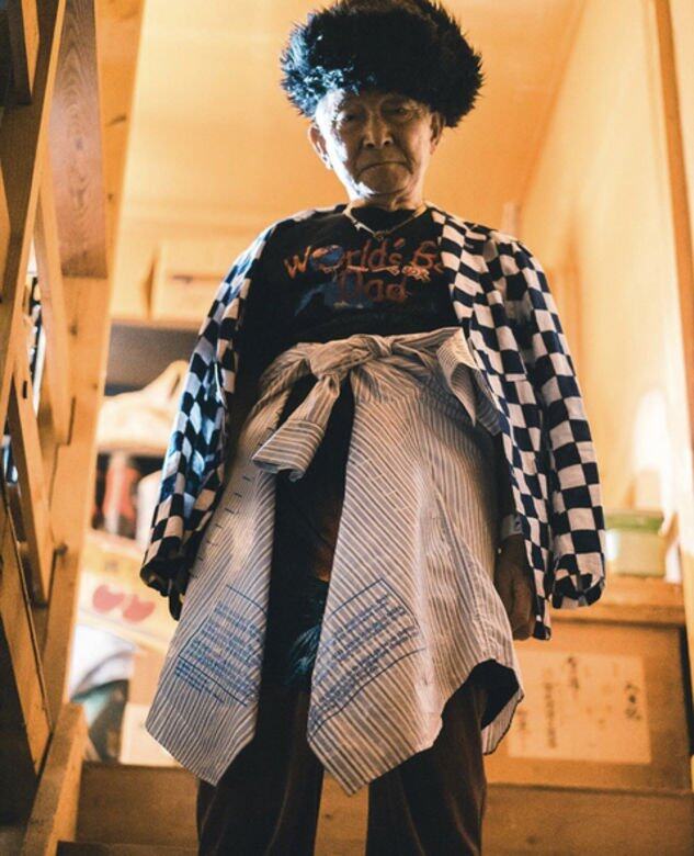 Tetsuya深明「不好好穿衣服」的時尚道理,把恤衫綁在腰間,點綴T恤,還把格仔外 Tetsuya深明「不好好穿衣服」的時尚道理,把恤衫綁在腰間,點綴T恤,還把格仔外