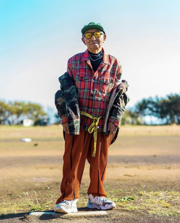 又是「不好好穿衣服」的造型,Tetsuya以迷彩褸撞紅色格仔恤衫,內搭黑色樽領上 又是「不好好穿衣服」的造型,Tetsuya以迷彩褸撞紅色格仔恤衫,內搭黑色樽領上
