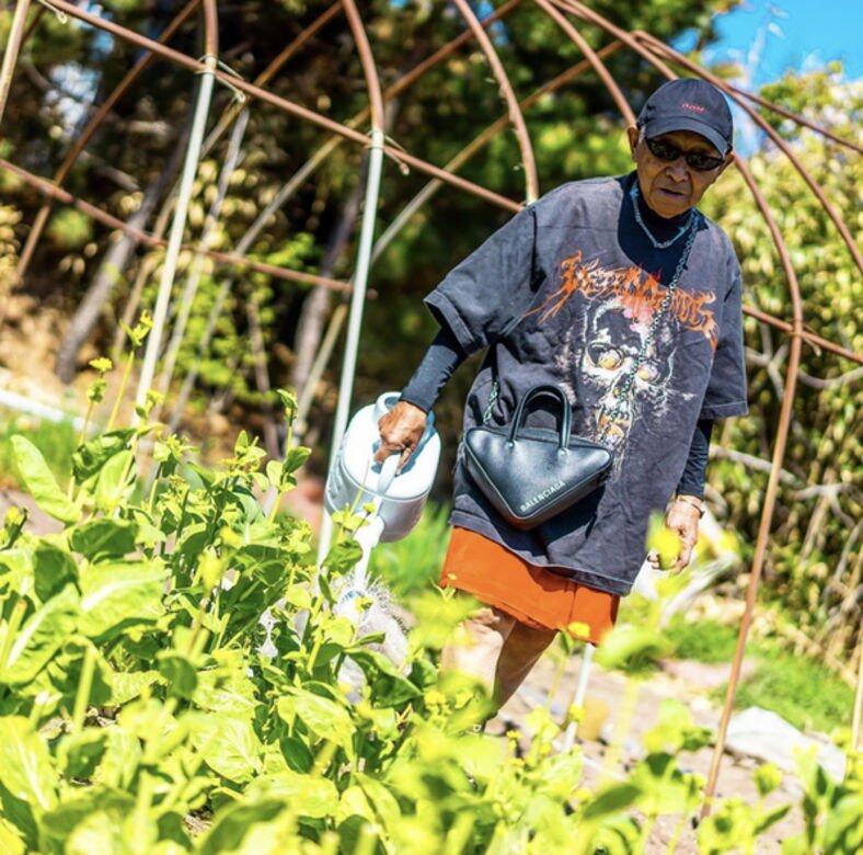 Tetsuya連穿直身T恤都玩layering,內搭橙色長tee為黑色tee增添層次,揹著Balenciaga倒三角 Tetsuya連穿直身T恤都玩layering,內搭橙色長tee為黑色tee增添層次,揹著Balenciaga倒三角