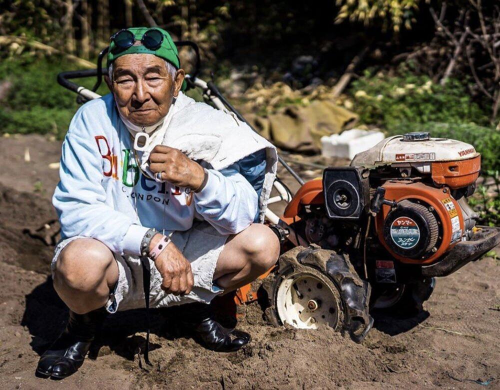 打造時尚爺爺的幕後功臣其實是Tetsuya孫兒Naoya Kudo,上個月回鄉度假時向爺爺 打造時尚爺爺的幕後功臣其實是Tetsuya孫兒Naoya Kudo,上個月回鄉度假時向爺爺