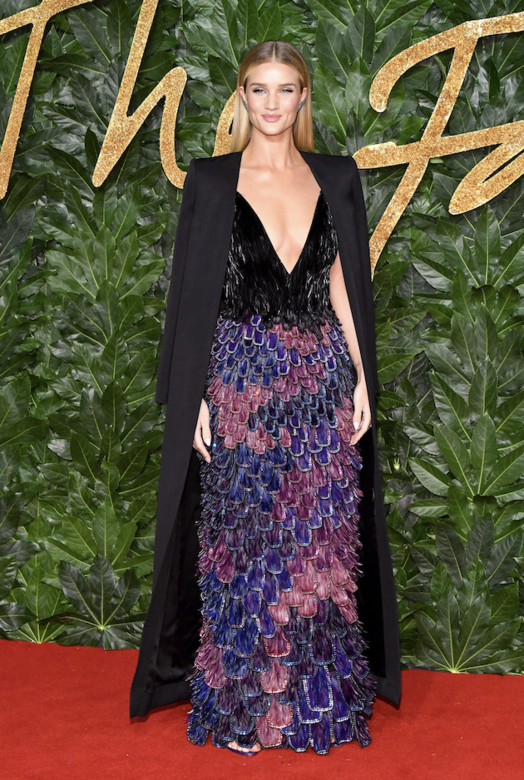 Rosie Huntington-Whiteley著的是Givenchy Couture。