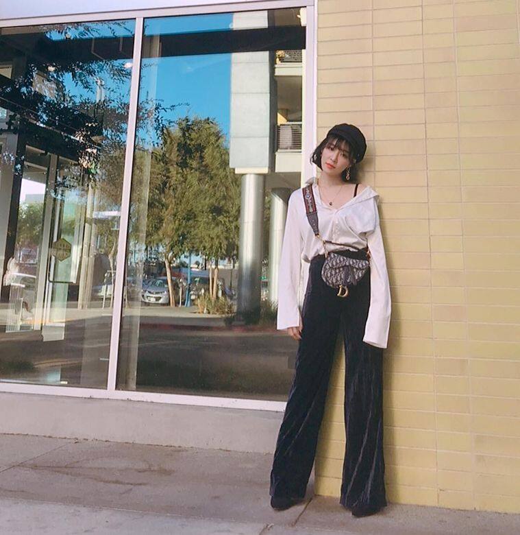 少女時代Tiffany Young短髮穿搭:私下穿搭穿上跌膊的超大碼白裇衫配高腰絲絨 少女時代Tiffany Young短髮穿搭:私下穿搭穿上跌膊的超大碼白裇衫配高腰絲絨