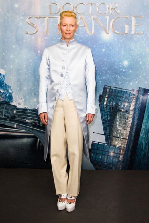 不斷模糊性別、雌雄對調的David Bowie亦對她的中性打扮影響至深,兩人不但長 不斷模糊性別、雌雄對調的David Bowie亦對她的中性打扮影響至深,兩人不但長