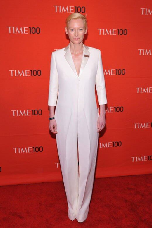 Phoebe Philo年代的Celine優雅又不失幹練,Tilda Swinton身穿的 jumpsuit從傳統西裝變奏而來,有趣 Phoebe Philo年代的Celine優雅又不失幹練,Tilda Swinton身穿的 jumpsuit從傳統西裝變奏而來,有趣