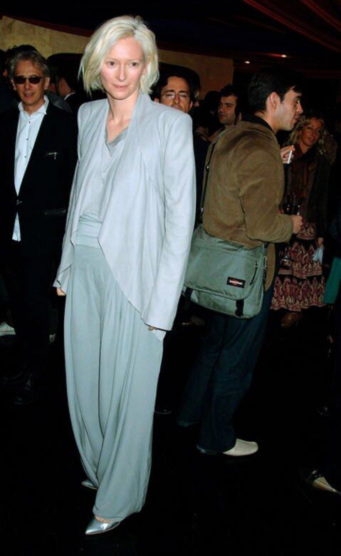 Tilda Swinton一反粉嫩色西裝的甜美形象,整套灰藍色西裝以層疊式穿搭,為造型 Tilda Swinton一反粉嫩色西裝的甜美形象,整套灰藍色西裝以層疊式穿搭,為造型