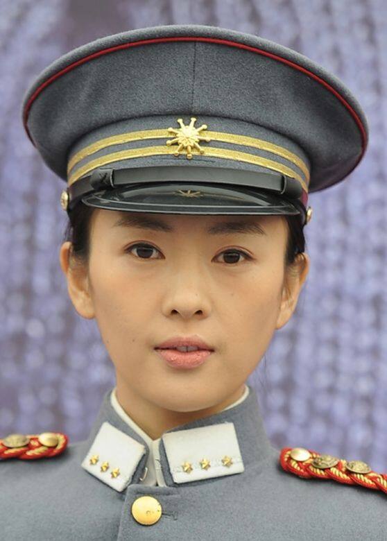 童瑤畢業於中央戲劇學院表演系,是「紅褲子」出身,出道時因為與章子怡有 童瑤畢業於中央戲劇學院表演系,是「紅褲子」出身,出道時因為與章子怡有