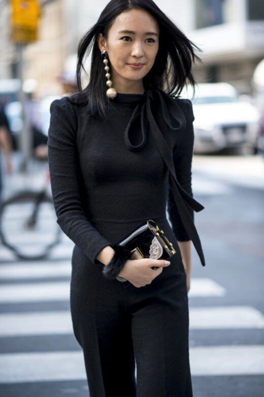 童瑤曾勇闖米蘭時裝週，她以一身全黑打扮現身，低調地利用別緻的手袋
