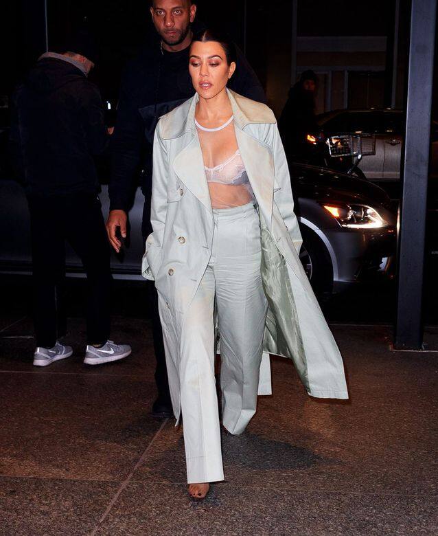 Kourtney Kardashian身穿貼身的白色透視上衣,露出蕾絲內衣,配上帥氣風褸外套及高腰 Kourtney Kardashian身穿貼身的白色透視上衣,露出蕾絲內衣,配上帥氣風褸外套及高腰