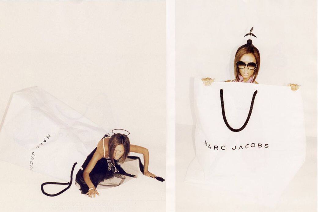 這位Marc Jacobs大紙袋裏的模特兒，就是碧咸嫂本人。當時粉色的單品、童趣的配