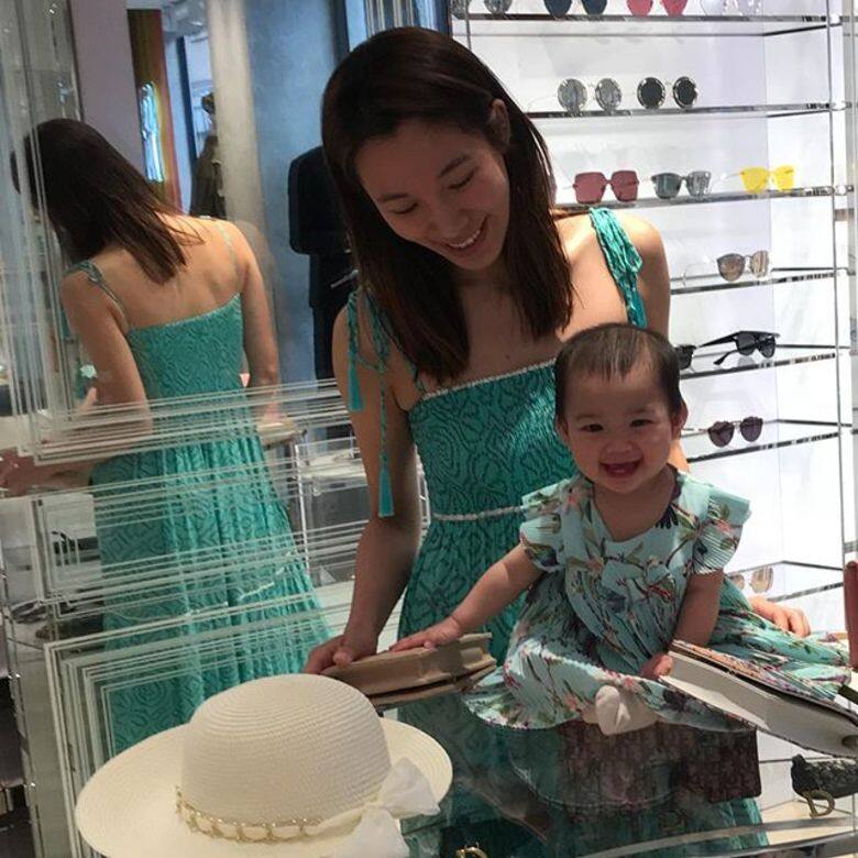 李美慧下嫁富商打扮保持樸素優雅,與大家族同歐遊享家庭樂 李美慧下嫁富商打扮保持樸素優雅,與大家族同歐遊享家庭樂