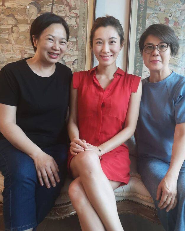 李美慧下嫁富商打扮保持樸素優雅,與大家族同歐遊享家庭樂 李美慧下嫁富商打扮保持樸素優雅,與大家族同歐遊享家庭樂