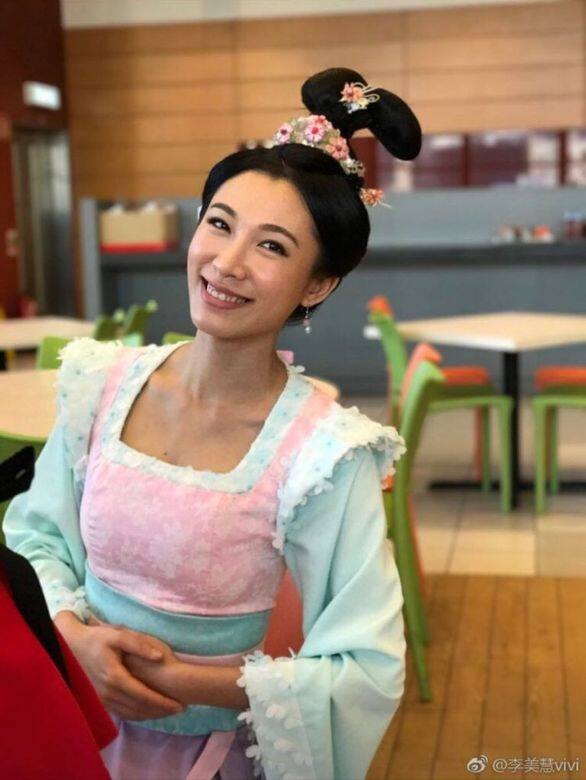李美慧下嫁富商打扮保持樸素優雅,與大家族同歐遊享家庭樂 李美慧下嫁富商打扮保持樸素優雅,與大家族同歐遊享家庭樂
