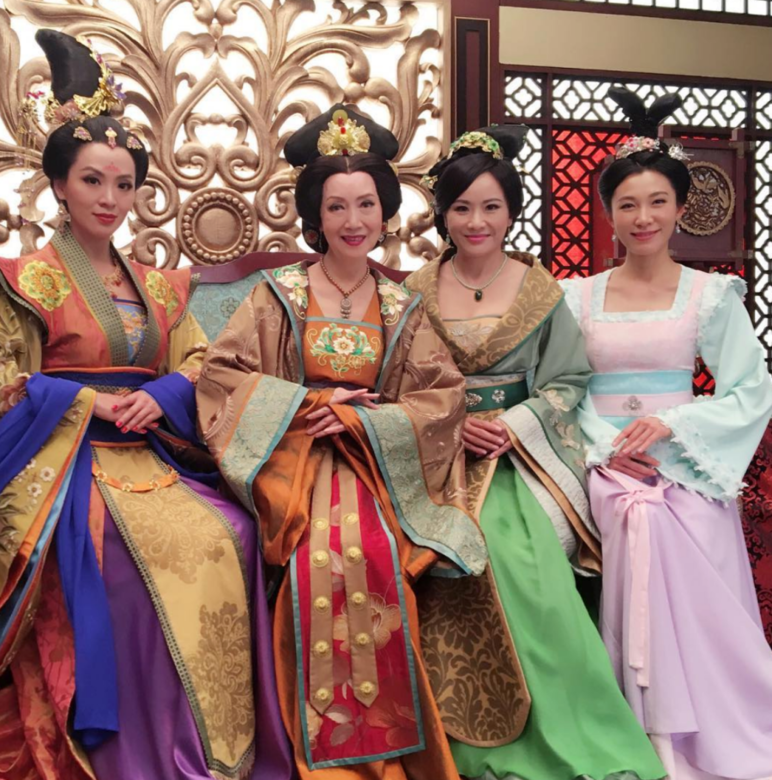 當年《宮心計2深宮計》中,李美慧飾演太平公主的近身侍婢秦槐,坐在一眾 當年《宮心計2深宮計》中,李美慧飾演太平公主的近身侍婢秦槐,坐在一眾