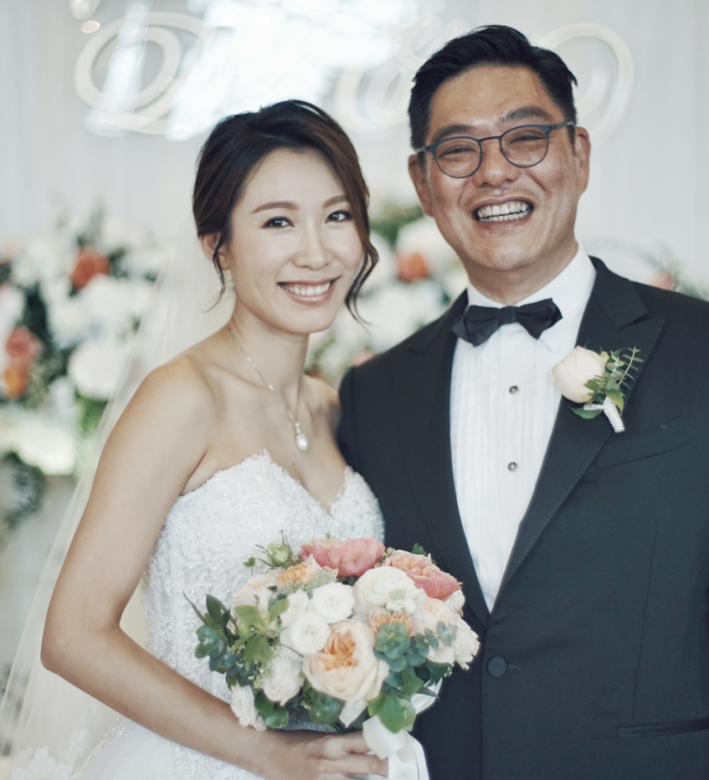 雖然與丈夫年齡差距甚遠,但二人只花了半年時間便認定對方,決定結婚 雖然與丈夫年齡差距甚遠,但二人只花了半年時間便認定對方,決定結婚