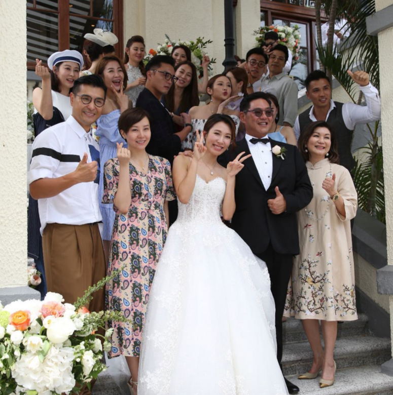 李美慧穿上公主式的婚紗完美遮蓋Vivi的懷孕肚子,使她看起來跟懷孕前 李美慧穿上公主式的婚紗完美遮蓋Vivi的懷孕肚子,使她看起來跟懷孕前