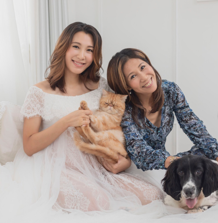 Vivi穿上露肩孕婦白紗裙與媽媽和寵物一起拍攝寫真,藉由這輯相片感謝 Vivi穿上露肩孕婦白紗裙與媽媽和寵物一起拍攝寫真,藉由這輯相片感謝