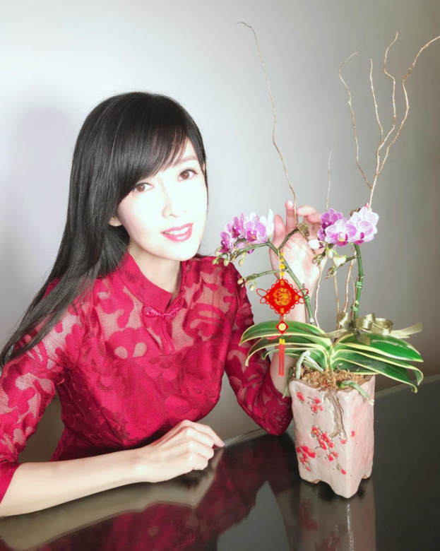 農曆新年期間，周慧敏穿上了玫瑰紅色透視花紋圖案旗袍，優雅清秀，一點
