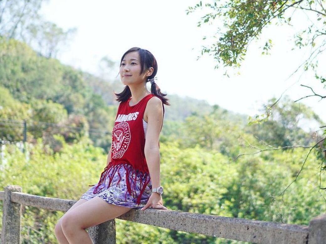 黃美棋穿上紅色背心 黃美棋穿上紅色背心