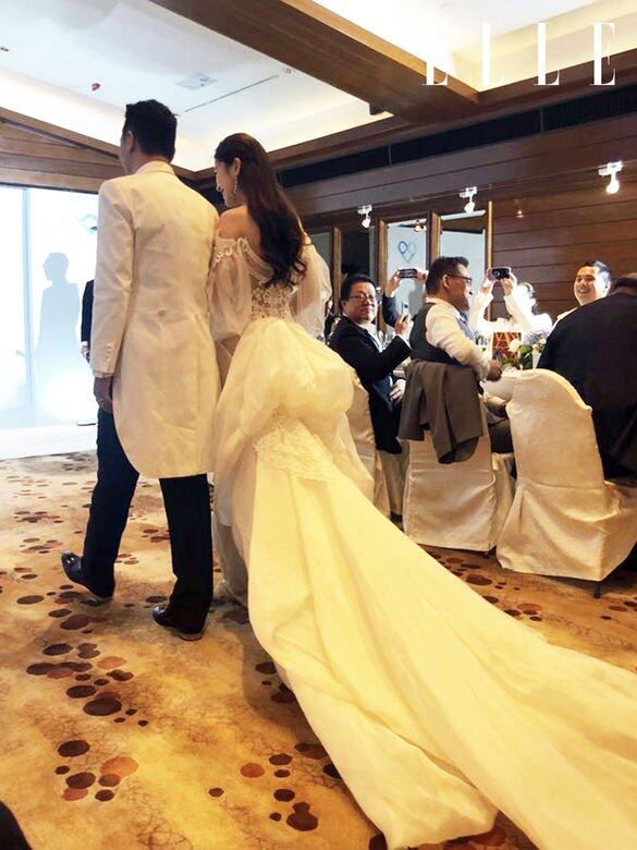 新娘子苟芸慧穿上以色列的高訂婚紗品牌Galia Lahav出場，十分優雅！