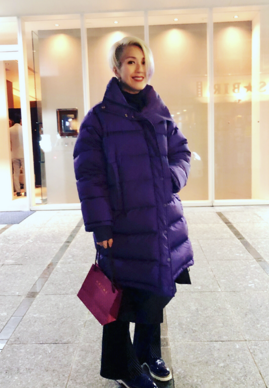 紫色長版羽絨是冬天不可少的保暖衣物