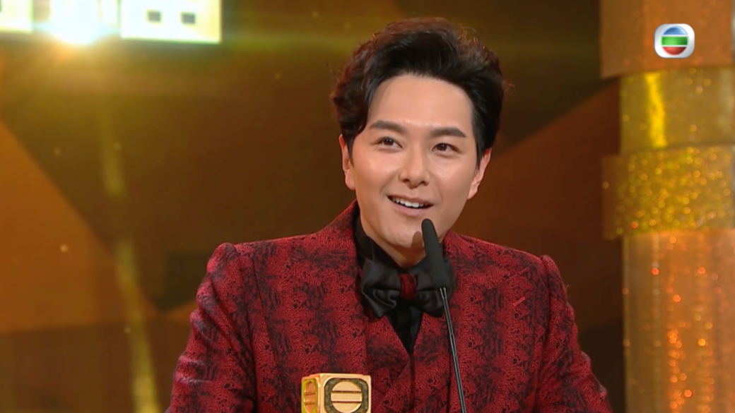 穿上紅黑西裝,打了煲呔的蕭正楠續說:「這幾天我一有點心神恍惚,有人叫 穿上紅黑西裝,打了煲呔的蕭正楠續說:「這幾天我一有點心神恍惚,有人叫