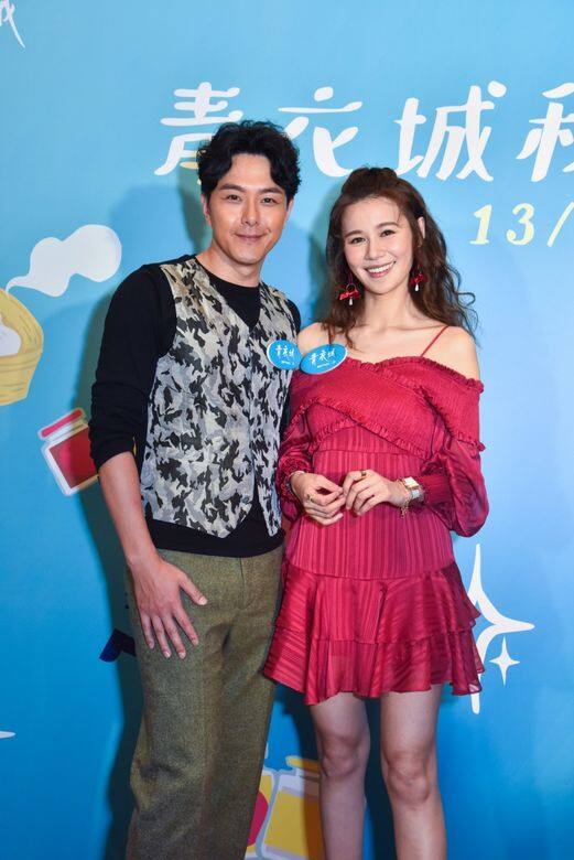 目前二人還未確定會否在香港補辦婚宴。今年黃翠如和蕭正楠仍以「情侶 目前二人還未確定會否在香港補辦婚宴。今年黃翠如和蕭正楠仍以「情侶
