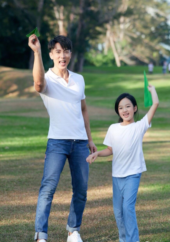 Nei Nei 與爸爸穿上白色T恤和牛仔褲親子裝,一起放紙飛機。 Nei Nei 與爸爸穿上白色T恤和牛仔褲親子裝,一起放紙飛機。