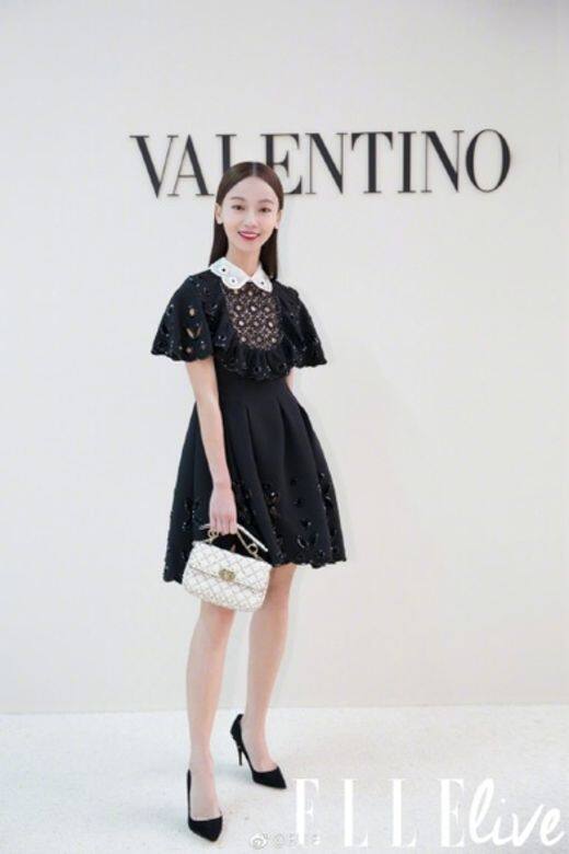 吳謹言亦觀看了Valentino 2019春夏時裝展,一身黑色連身裙,襯成嬌小的她可愛如 吳謹言亦觀看了Valentino 2019春夏時裝展,一身黑色連身裙,襯成嬌小的她可愛如
