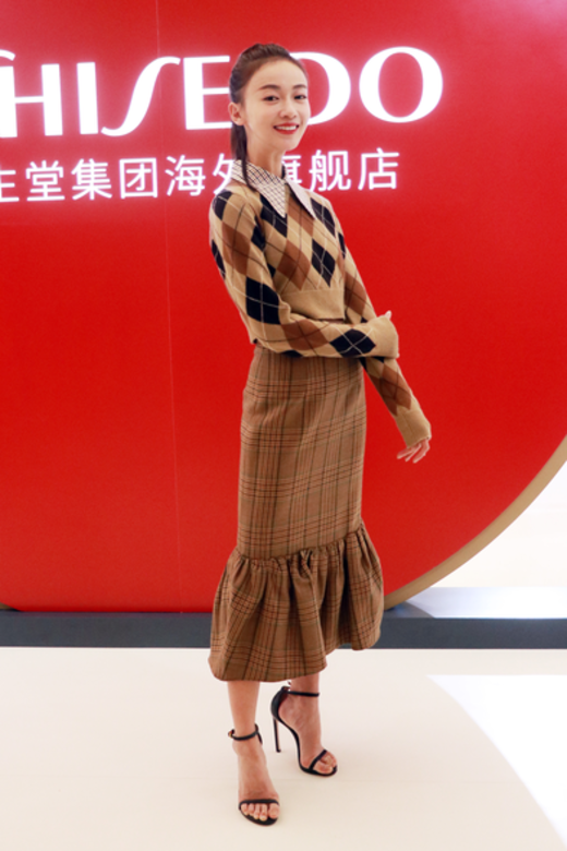 吳謹言剛跑完巴黎時裝周後,日前在上海出席美容品牌活動,馬尾配搭格 吳謹言剛跑完巴黎時裝周後,日前在上海出席美容品牌活動,馬尾配搭格