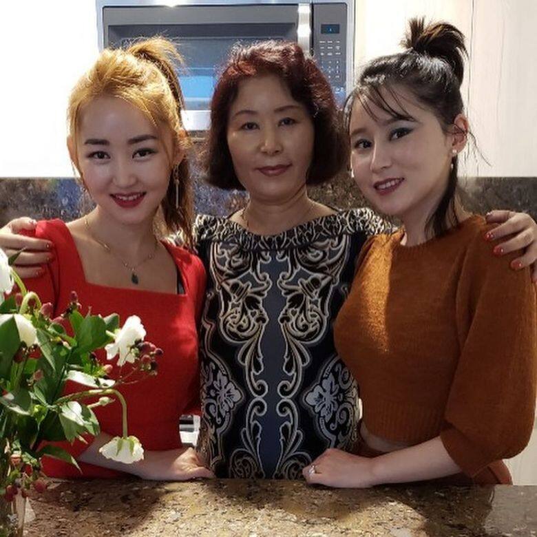 朴研美和媽媽及姊姊都先後成功逃離北韓,三母女都是天生的美女,由貧 朴研美和媽媽及姊姊都先後成功逃離北韓,三母女都是天生的美女,由貧